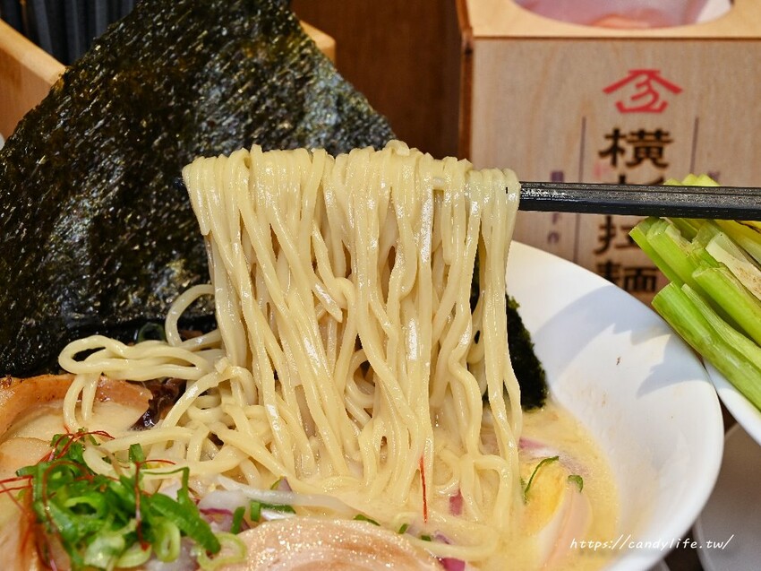 橫杉拉麵｜橫濱拉麵二代店，來自埔里人氣拉麵店，獨家豆腐麵，每碗可免費加麵一次，吃完碗底還有驚喜！