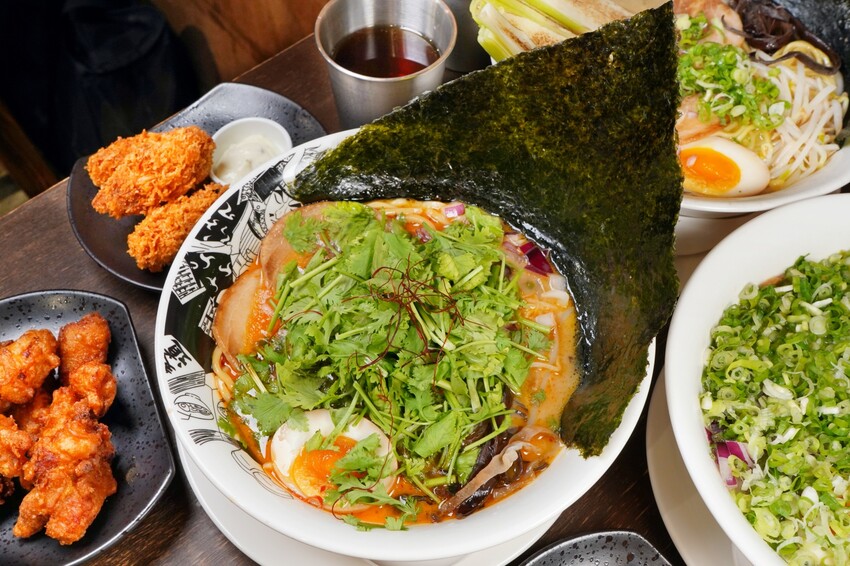 南投知名拉麵進軍台中，必吃埔里茭白筍拉麵，還有超狂爆量香菜拉麵等你來挑戰！