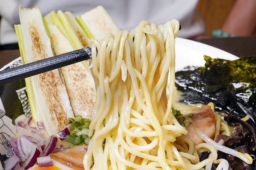 南投知名拉麵進軍台中，必吃埔里茭白筍拉麵，還有超狂爆量香菜拉麵等你來挑戰！