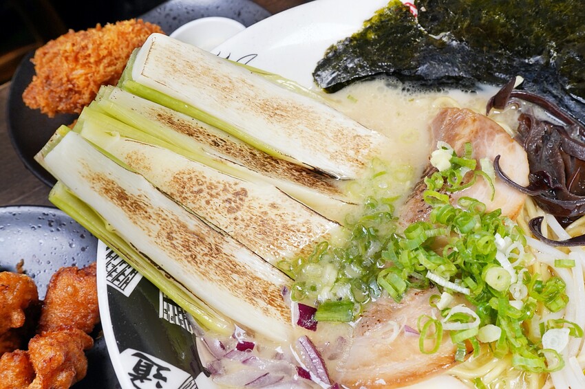 南投知名拉麵進軍台中，必吃埔里茭白筍拉麵，還有超狂爆量香菜拉麵等你來挑戰！