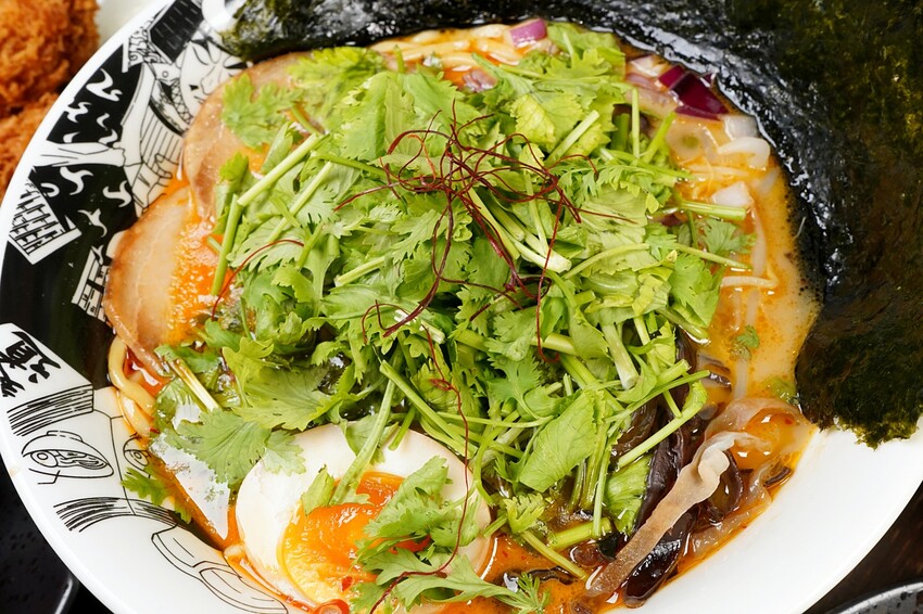 南投知名拉麵進軍台中，必吃埔里茭白筍拉麵，還有超狂爆量香菜拉麵等你來挑戰！