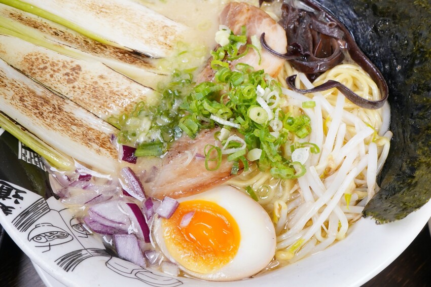 南投知名拉麵進軍台中，必吃埔里茭白筍拉麵，還有超狂爆量香菜拉麵等你來挑戰！