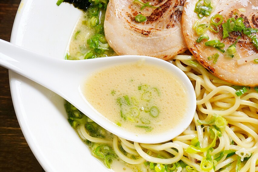 南投知名拉麵進軍台中，必吃埔里茭白筍拉麵，還有超狂爆量香菜拉麵等你來挑戰！