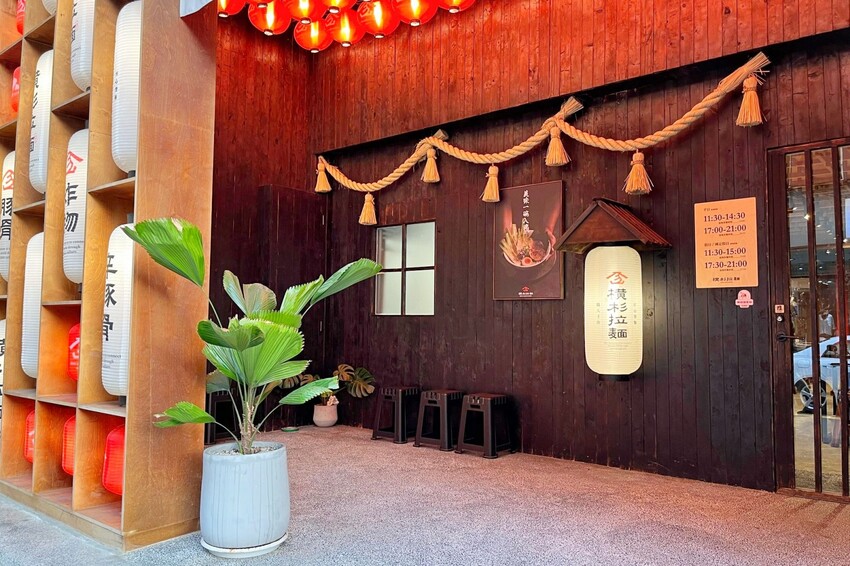 南投知名拉麵進軍台中，必吃埔里茭白筍拉麵，還有超狂爆量香菜拉麵等你來挑戰！