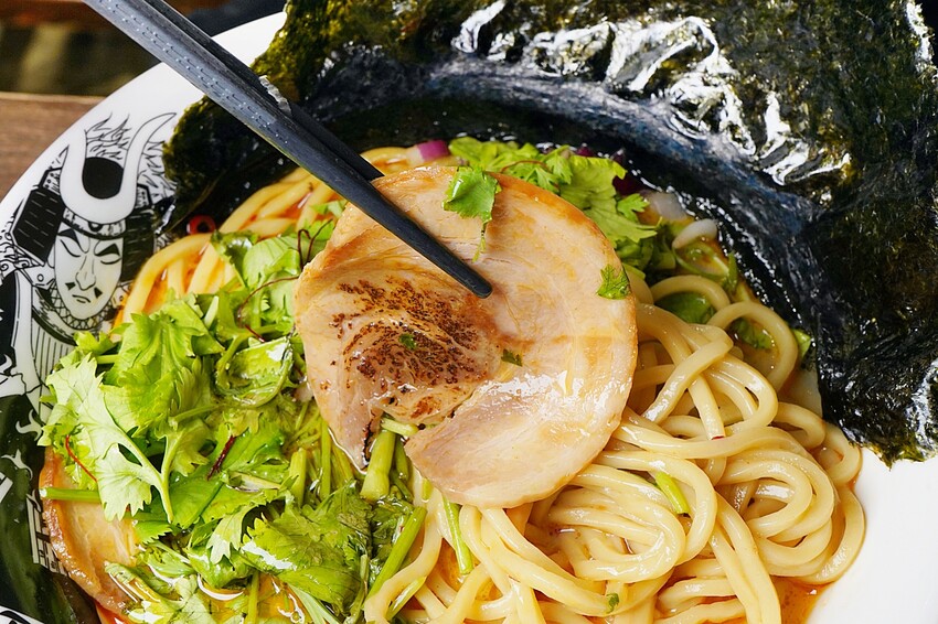 南投知名拉麵進軍台中，必吃埔里茭白筍拉麵，還有超狂爆量香菜拉麵等你來挑戰！