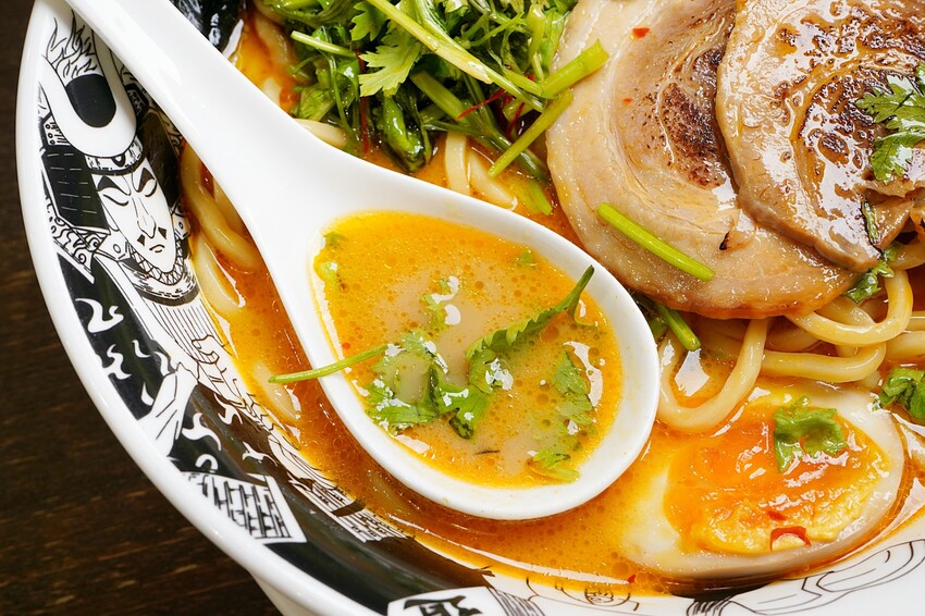 南投知名拉麵進軍台中，必吃埔里茭白筍拉麵，還有超狂爆量香菜拉麵等你來挑戰！