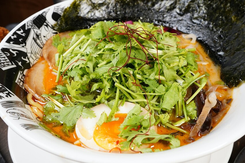 南投知名拉麵進軍台中，必吃埔里茭白筍拉麵，還有超狂爆量香菜拉麵等你來挑戰！