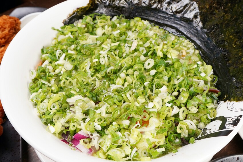 南投知名拉麵進軍台中，必吃埔里茭白筍拉麵，還有超狂爆量香菜拉麵等你來挑戰！