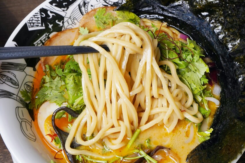 南投知名拉麵進軍台中，必吃埔里茭白筍拉麵，還有超狂爆量香菜拉麵等你來挑戰！