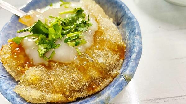 炸裂了~人潮會爆炸的超人氣老字號店家!人多的時間要等超過50分鐘才能吃到,遠近馳名的超強店家,來到此