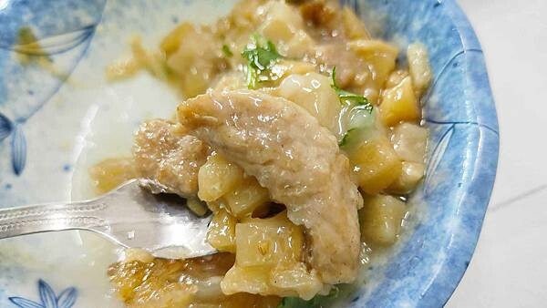 炸裂了~人潮會爆炸的超人氣老字號店家!人多的時間要等超過50分鐘才能吃到,遠近馳名的超強店家,來到此