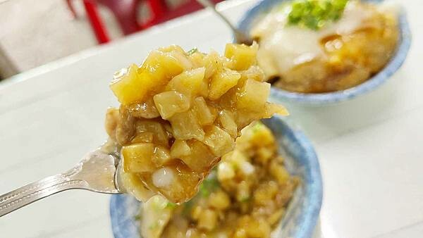 炸裂了~人潮會爆炸的超人氣老字號店家!人多的時間要等超過50分鐘才能吃到,遠近馳名的超強店家,來到此