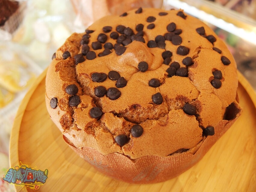 屏東美食推薦【御加香烘焙】隱身屏東巷弄內低調麵包店 擁30多年經驗師傅精心研發 中西式糕點/麵包/點心/飲品應有盡有 人氣招牌現烤脆皮菠蘿泡芙很出名！ - 跟著凱南瘋旅遊