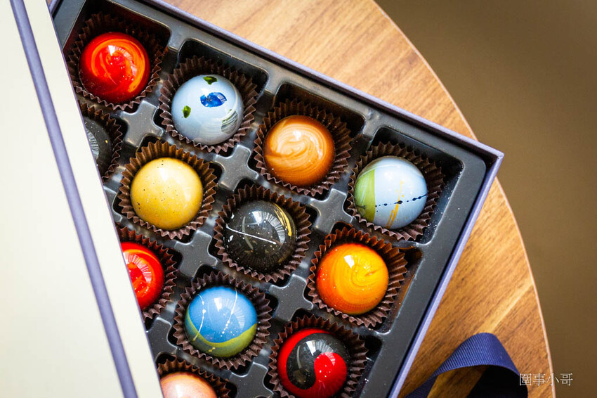 巧克力品牌推薦！我最喜愛的妮娜巧克力總算到貨啦～新品登場的紅烏龍茶榛果巧克力一定要試試！星座巧克力也是美到讓人捨不得吃呢。（邀約 @圍事小哥的幸福相框
