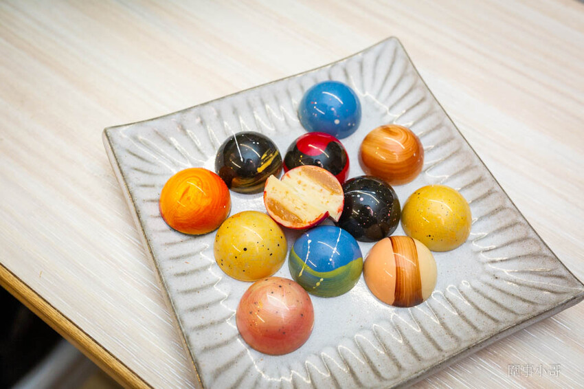 巧克力品牌推薦！我最喜愛的妮娜巧克力總算到貨啦～新品登場的紅烏龍茶榛果巧克力一定要試試！星座巧克力也是美到讓人捨不得吃呢。（邀約 @圍事小哥的幸福相框