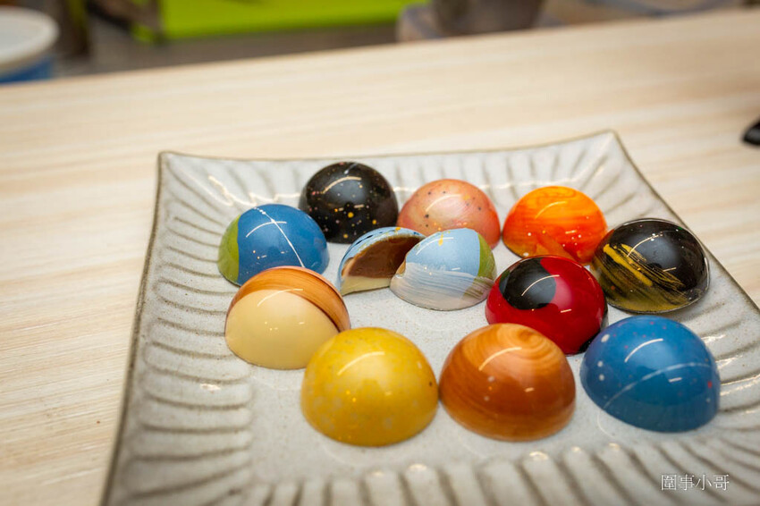 巧克力品牌推薦！我最喜愛的妮娜巧克力總算到貨啦～新品登場的紅烏龍茶榛果巧克力一定要試試！星座巧克力也是美到讓人捨不得吃呢。（邀約 @圍事小哥的幸福相框