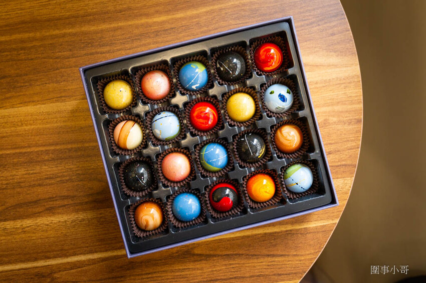 巧克力品牌推薦！我最喜愛的妮娜巧克力總算到貨啦～新品登場的紅烏龍茶榛果巧克力一定要試試！星座巧克力也是美到讓人捨不得吃呢。（邀約 @圍事小哥的幸福相框