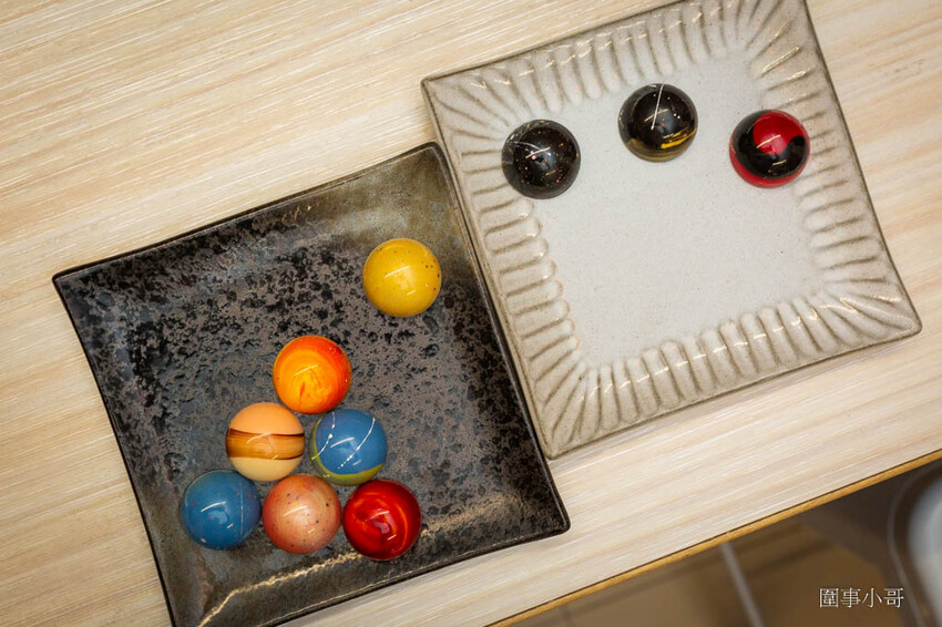 巧克力品牌推薦！我最喜愛的妮娜巧克力總算到貨啦～新品登場的紅烏龍茶榛果巧克力一定要試試！星座巧克力也是美到讓人捨不得吃呢。（邀約 @圍事小哥的幸福相框