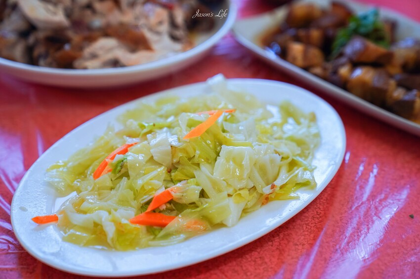 【桃園大溪｜美食】富祥桶仔雞。藏在山林中的高CP值美食，現烤桶仔雞和鹽烤鮮魚，多樣手路菜