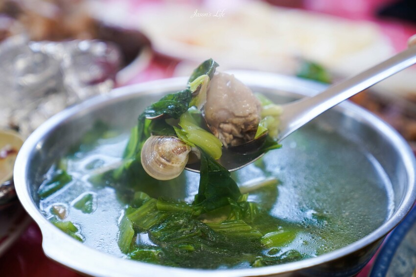 【桃園大溪｜美食】富祥桶仔雞。藏在山林中的高CP值美食，現烤桶仔雞和鹽烤鮮魚，多樣手路菜