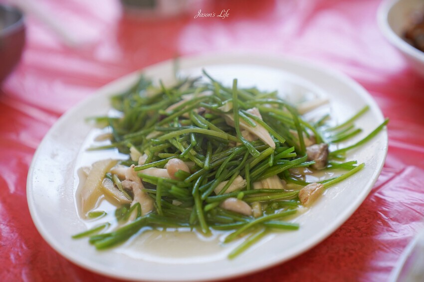 【桃園大溪｜美食】富祥桶仔雞。藏在山林中的高CP值美食，現烤桶仔雞和鹽烤鮮魚，多樣手路菜