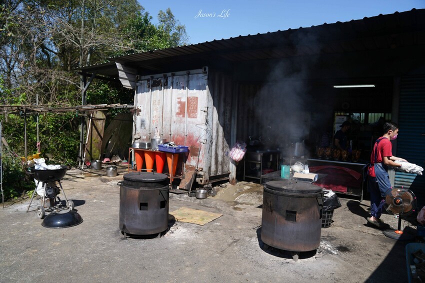 【桃園大溪｜美食】富祥桶仔雞。藏在山林中的高CP值美食，現烤桶仔雞和鹽烤鮮魚，多樣手路菜
