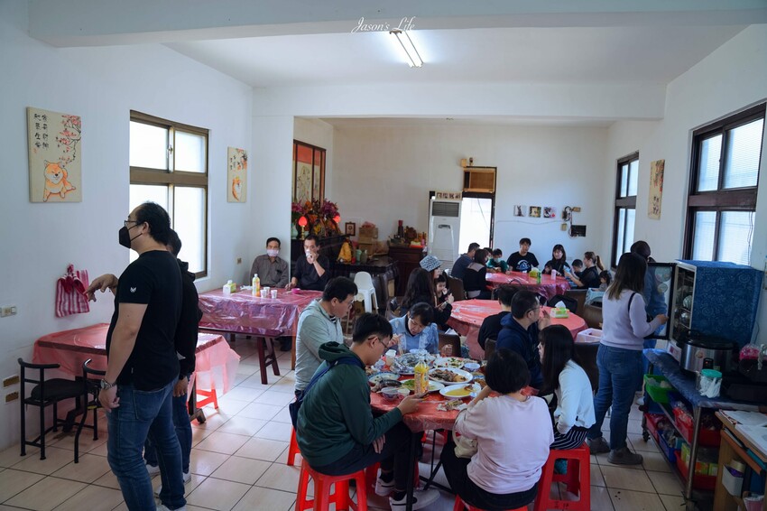 【桃園大溪｜美食】富祥桶仔雞。藏在山林中的高CP值美食，現烤桶仔雞和鹽烤鮮魚，多樣手路菜