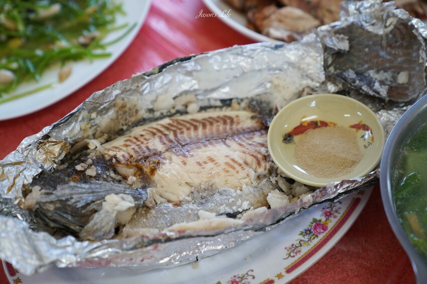 【桃園大溪｜美食】富祥桶仔雞。藏在山林中的高CP值美食，現烤桶仔雞和鹽烤鮮魚，多樣手路菜