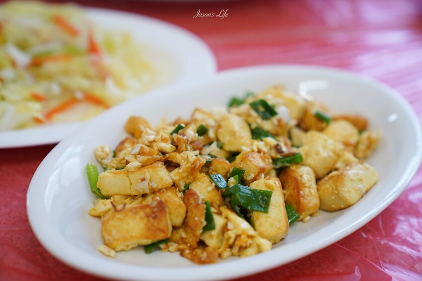 【桃園大溪｜美食】富祥桶仔雞。藏在山林中的高CP值美食，現烤桶仔雞和鹽烤鮮魚，多樣手路菜