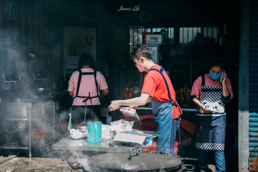 【桃園大溪｜美食】富祥桶仔雞。藏在山林中的高CP值美食，現烤桶仔雞和鹽烤鮮魚，多樣手路菜