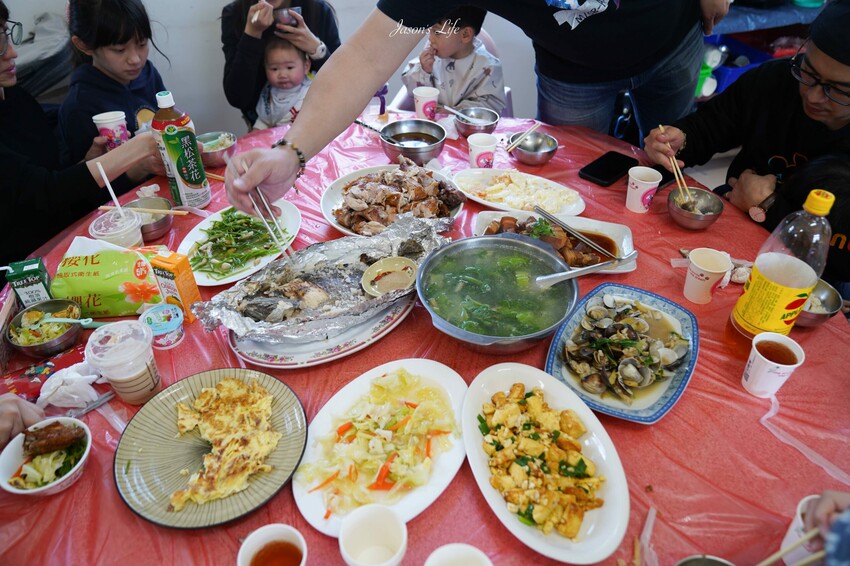 【桃園大溪｜美食】富祥桶仔雞。藏在山林中的高CP值美食，現烤桶仔雞和鹽烤鮮魚，多樣手路菜