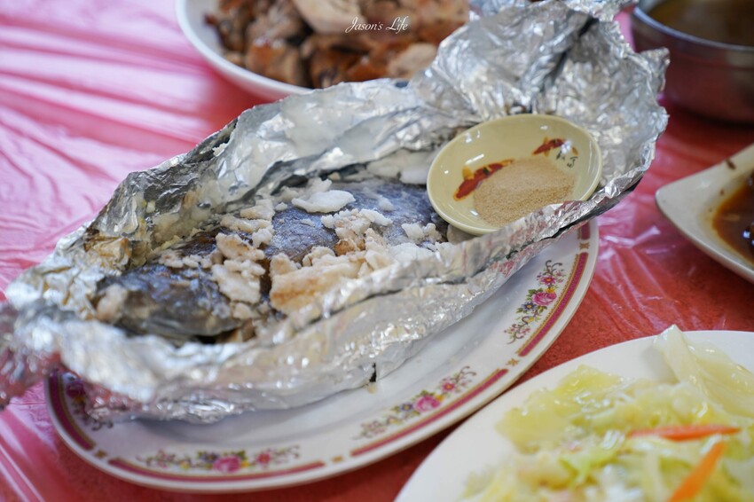 【桃園大溪｜美食】富祥桶仔雞。藏在山林中的高CP值美食，現烤桶仔雞和鹽烤鮮魚，多樣手路菜