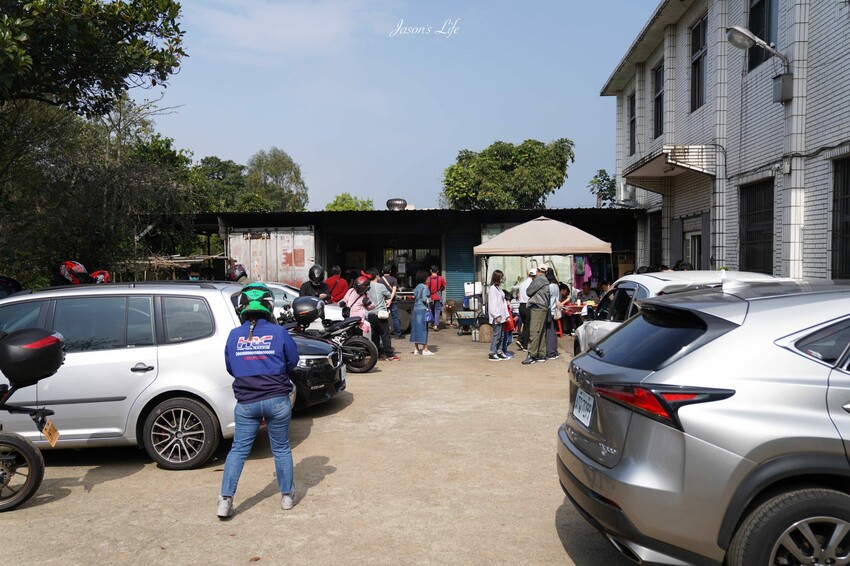 【桃園大溪｜美食】富祥桶仔雞。藏在山林中的高CP值美食，現烤桶仔雞和鹽烤鮮魚，多樣手路菜