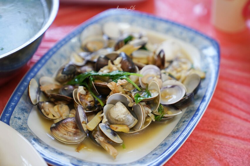 【桃園大溪｜美食】富祥桶仔雞。藏在山林中的高CP值美食，現烤桶仔雞和鹽烤鮮魚，多樣手路菜