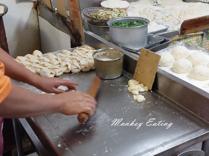 【台中東勢】阿玉早點|東勢人氣早餐店,現烤燒餅、大餅、蔥抓餅、鍋貼,傳統古早味中式早點 - 貪吃猴的幻想