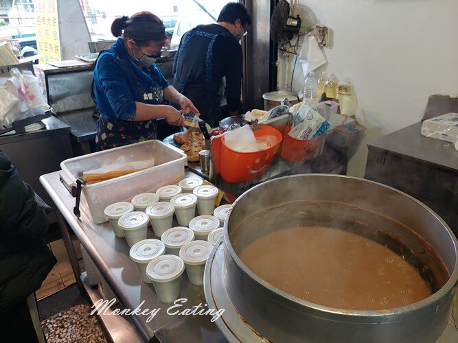 【台中東勢】阿玉早點|東勢人氣早餐店,現烤燒餅、大餅、蔥抓餅、鍋貼,傳統古早味中式早點 - 貪吃猴的幻想