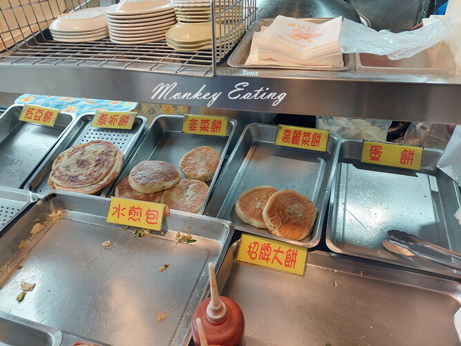 【台中東勢】阿玉早點|東勢人氣早餐店,現烤燒餅、大餅、蔥抓餅、鍋貼,傳統古早味中式早點 - 貪吃猴的幻想