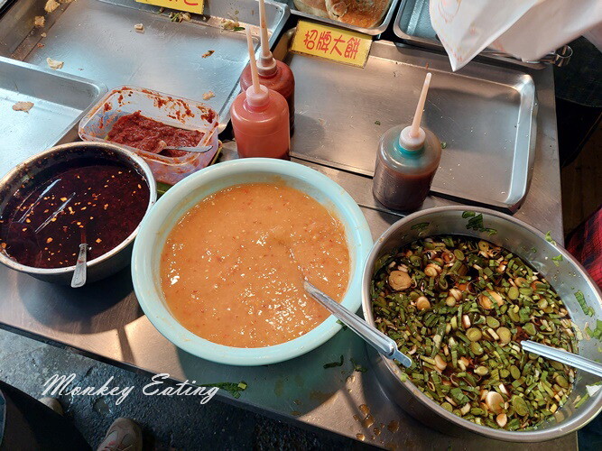 【台中東勢】阿玉早點|東勢人氣早餐店,現烤燒餅、大餅、蔥抓餅、鍋貼,傳統古早味中式早點 - 貪吃猴的幻想