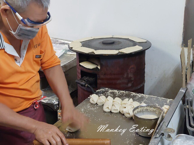【台中東勢】阿玉早點|東勢人氣早餐店,現烤燒餅、大餅、蔥抓餅、鍋貼,傳統古早味中式早點 - 貪吃猴的幻想