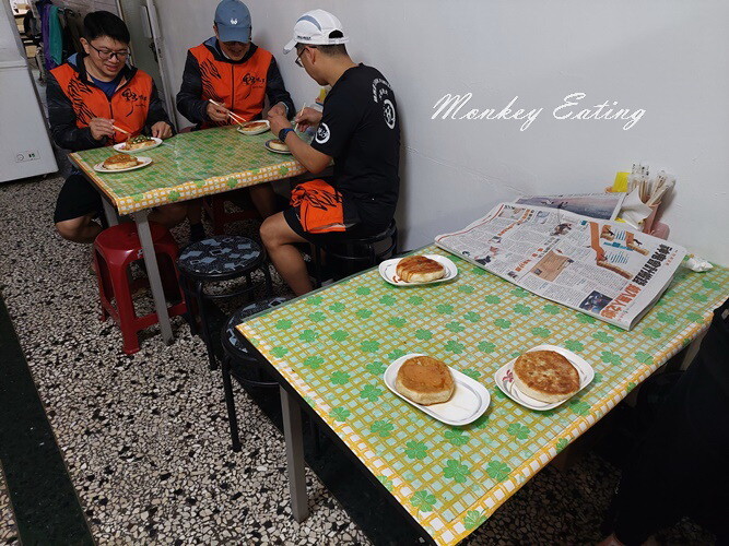 【台中東勢】阿玉早點|東勢人氣早餐店,現烤燒餅、大餅、蔥抓餅、鍋貼,傳統古早味中式早點 - 貪吃猴的幻想