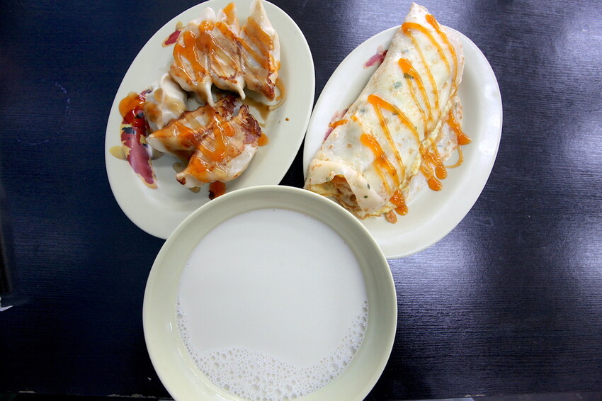 吃。台南美食｜東區。「福記豆漿」年輕人至高雄隱藏版燒餅老店拜師學藝，燒餅油條開店後很快就完售「福記豆