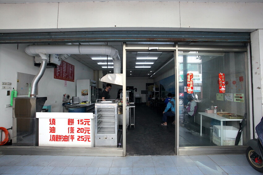 吃。台南美食｜東區。「福記豆漿」年輕人至高雄隱藏版燒餅老店拜師學藝，燒餅油條開店後很快就完售「福記豆