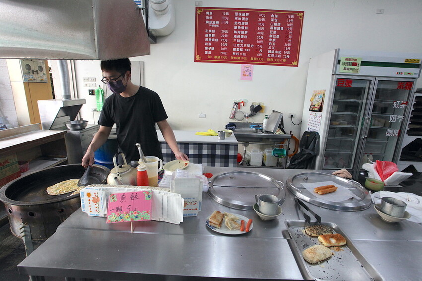 吃。台南美食｜東區。「福記豆漿」年輕人至高雄隱藏版燒餅老店拜師學藝，燒餅油條開店後很快就完售「福記豆