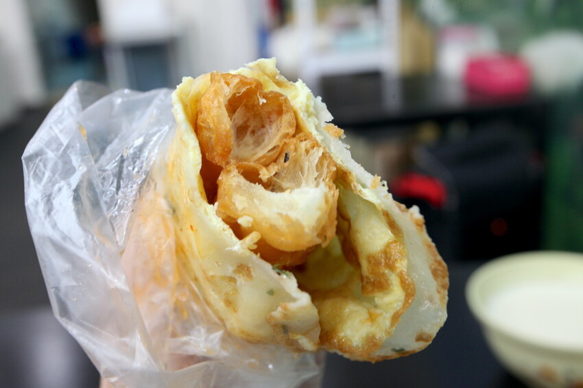 吃。台南美食｜東區。「福記豆漿」年輕人至高雄隱藏版燒餅老店拜師學藝，燒餅油條開店後很快就完售「福記豆