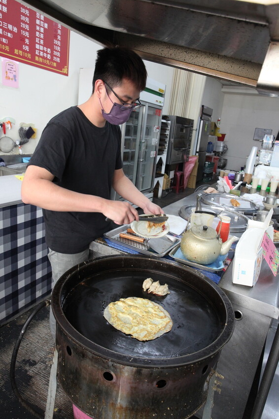 吃。台南美食｜東區。「福記豆漿」年輕人至高雄隱藏版燒餅老店拜師學藝，燒餅油條開店後很快就完售「福記豆