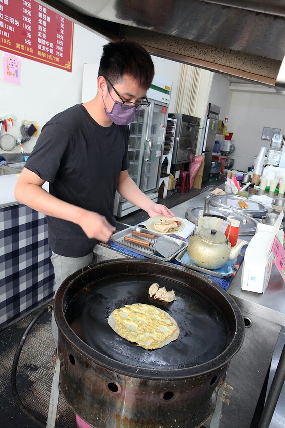 吃。台南美食｜東區。「福記豆漿」年輕人至高雄隱藏版燒餅老店拜師學藝，燒餅油條開店後很快就完售「福記豆