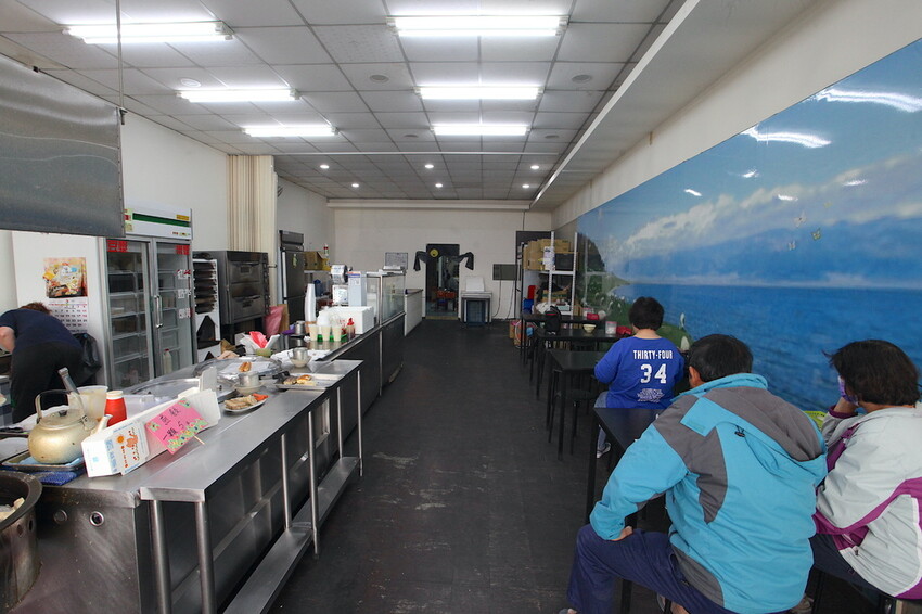 吃。台南美食｜東區。「福記豆漿」年輕人至高雄隱藏版燒餅老店拜師學藝，燒餅油條開店後很快就完售「福記豆