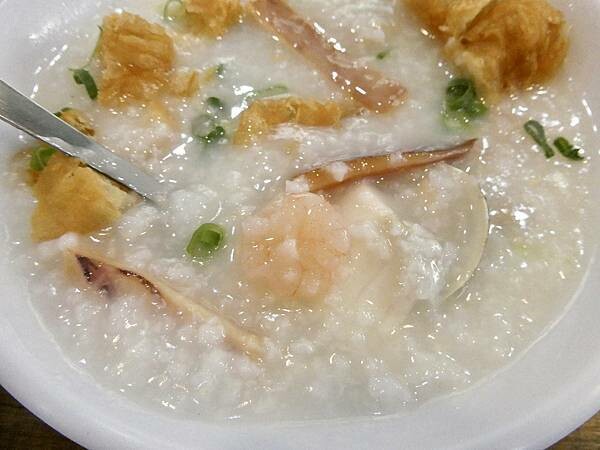 台北市萬華區廣東粥&鍋燒麵推薦/台北市萬華區老字號美食/德興廣東粥萬華店/靠近捷運龍山寺站與台北市萬華火