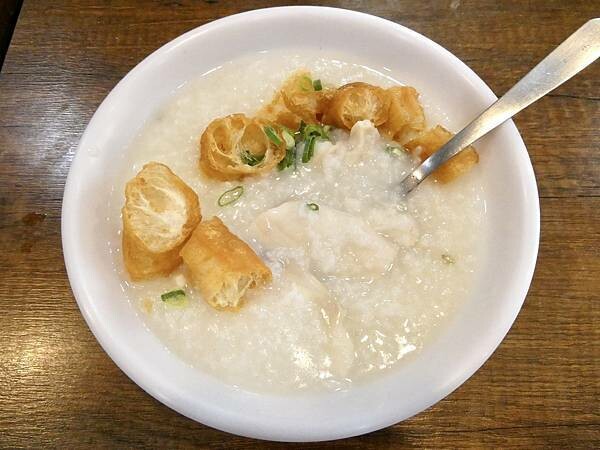 台北市萬華區廣東粥&鍋燒麵推薦/台北市萬華區老字號美食/德興廣東粥萬華店/靠近捷運龍山寺站與台北市萬華火