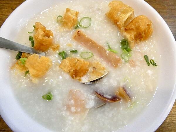 台北市萬華區廣東粥&鍋燒麵推薦/台北市萬華區老字號美食/德興廣東粥萬華店/靠近捷運龍山寺站與台北市萬華火